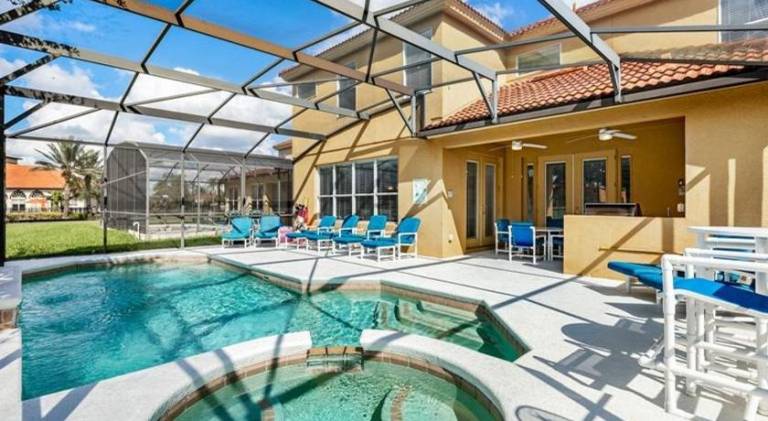 House with hot tub & pool in Kissimmee, FL