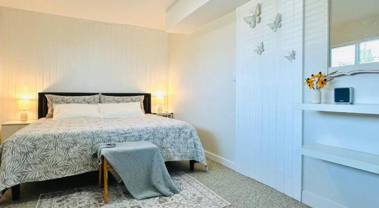4BR 2BA Downtown-View Cozy House with Parking, Pet-Free — photo 2