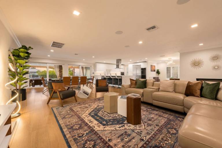 Luxe 4BR Waterfront w Htd Pool 5min to beach — photo 5