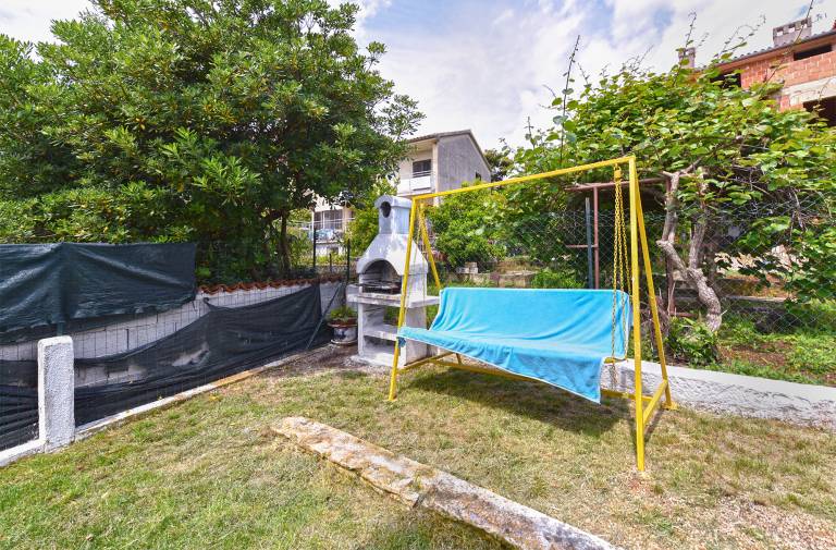 Apartment with terrace & barbecue in Pula