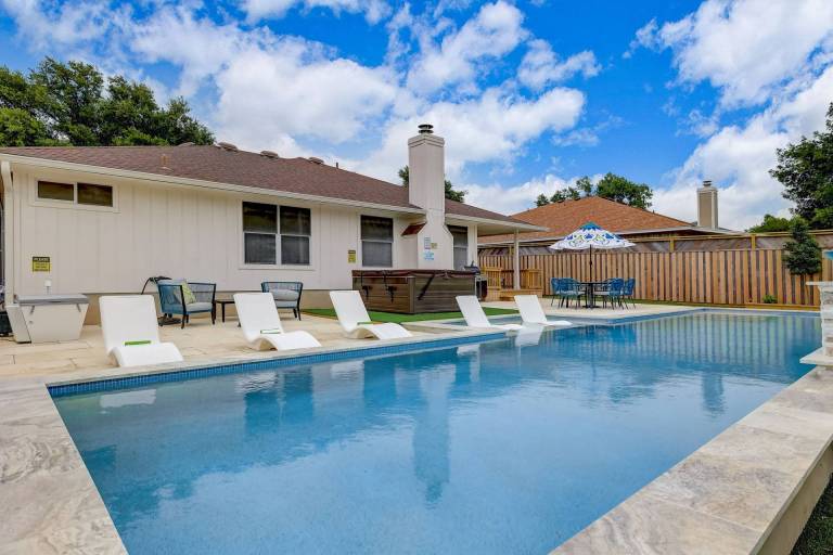 House with jacuzzi, private pool & barbeque in Round Rock, TX