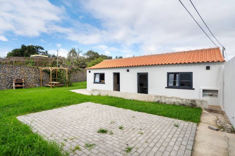 Fully equipped vacation home with BBQ, yard & fast internet | Mountain view | Pet-friendly in Angra do Heroismo