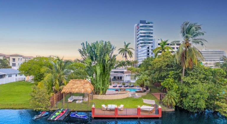 Big house with pool & hot tub | Pets allowed in Aventura, FL