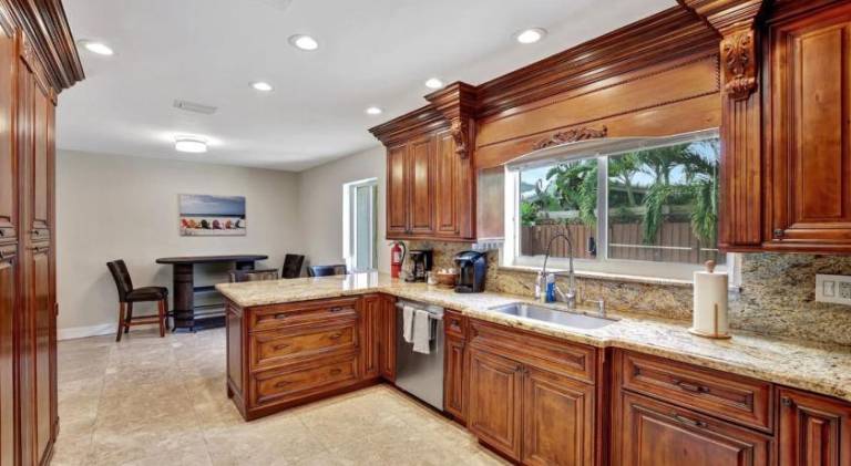 Stylish 2br 3ba with Heated Pool plus Beach Walkable — photo 3