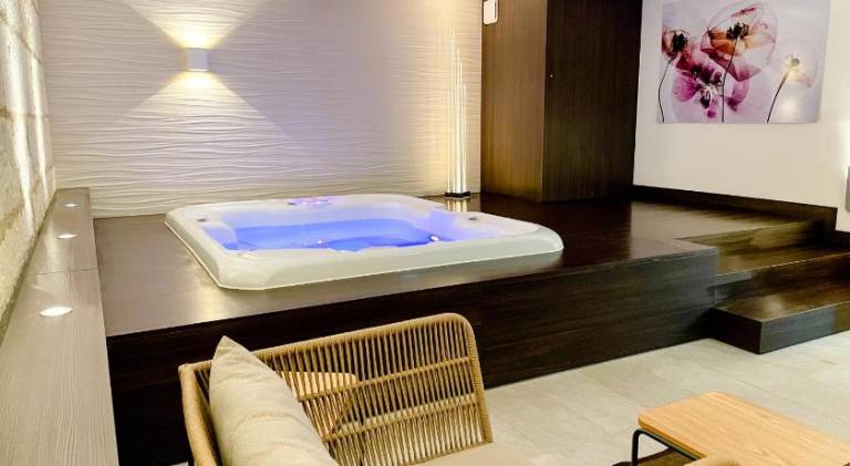 House with hot tub in Loches