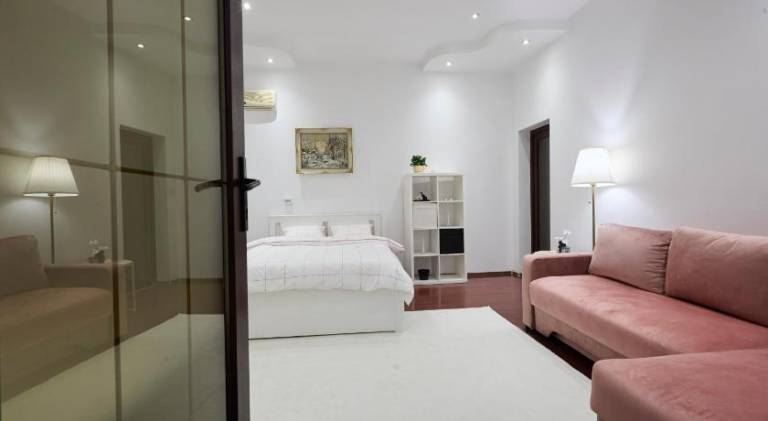 Apartment with hot tub | Next to Curtea Veche | Pets are welcome in Bucharest