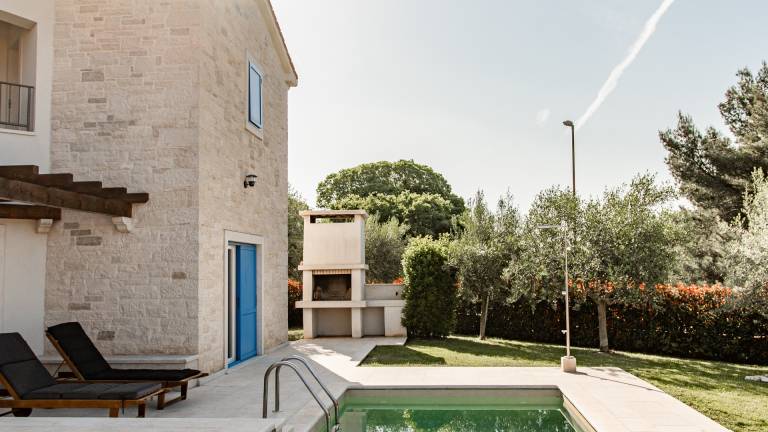 Villa with barbeque, yard & patio — photo 2