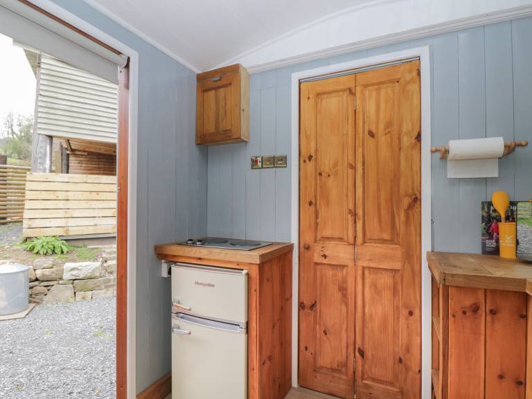 Family-friendly wonderful cottage with barbeque & yard | Pets allowed — photo 3