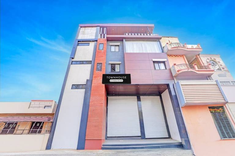 Super Townhouse LIG Main Road Indore