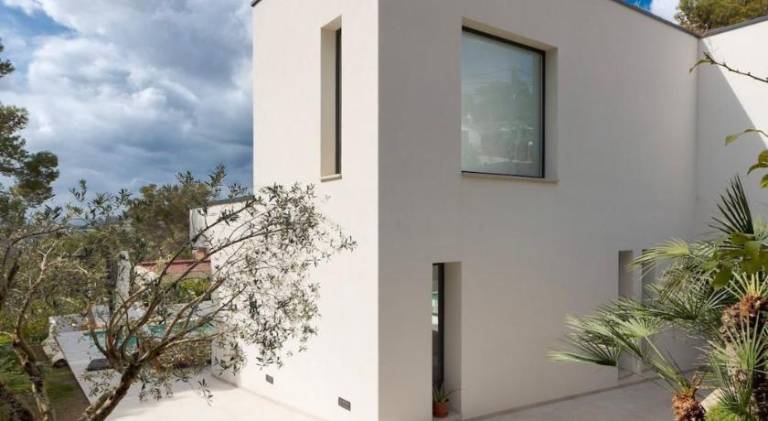Villa with pool — photo 5