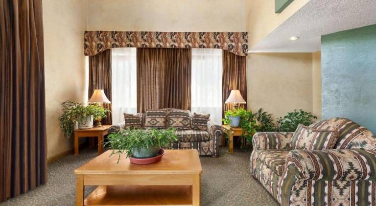 Baymont by Wyndham Cortez — photo 3