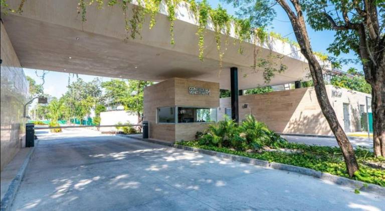 Serviced apartment with patio, yard & pool | Pets allowed — photo 4
