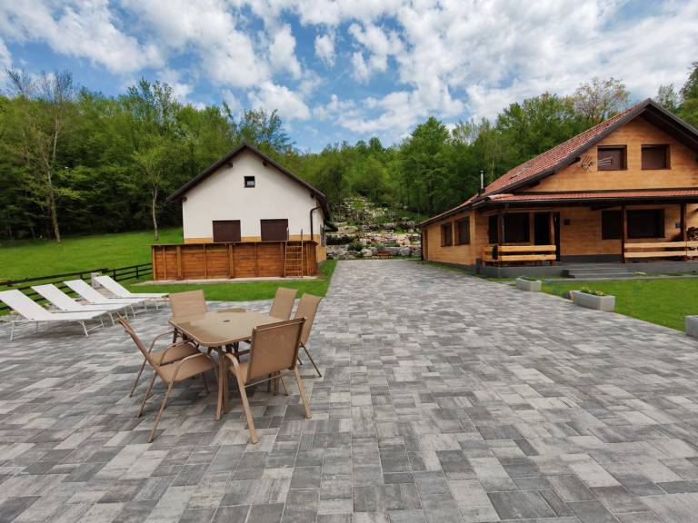 Vacation home with BBQ & patio — photo 3
