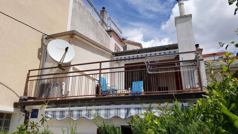 Holiday apartment with patio & yard — photo 2