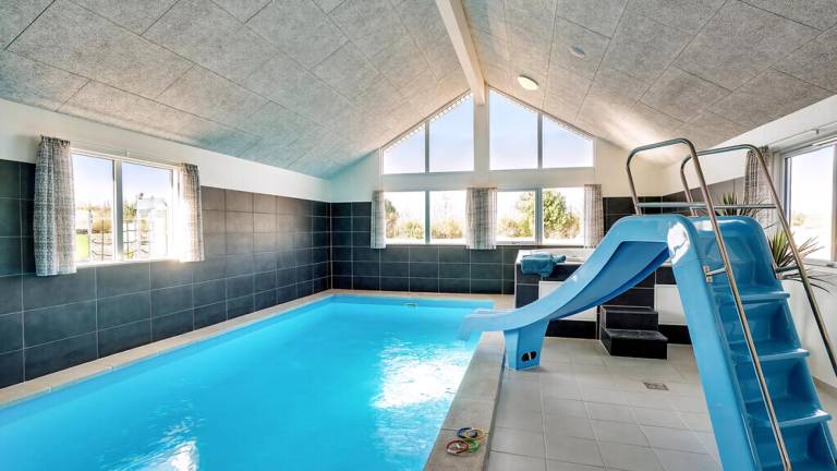 Family-friendly spacious house with private pool, terrace & garden | Pet-friendly — photo 4
