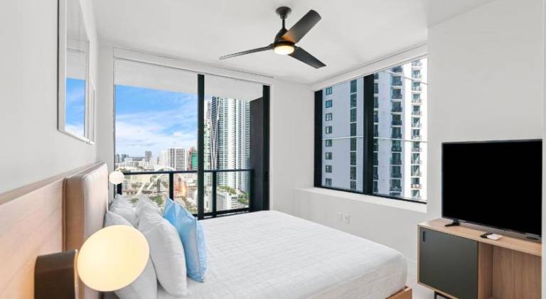Holiday apartment with pool | Close to Bayside Marketplace | Dogs allowed in Miami, FL