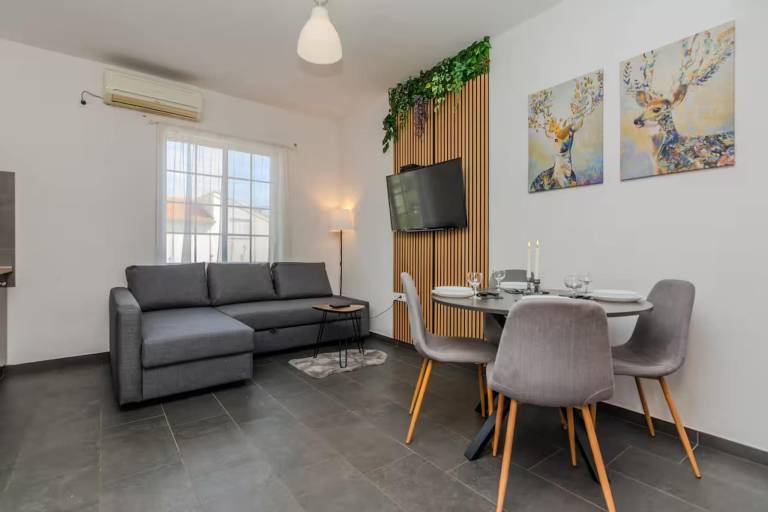 Vacation home with terrace, pool & barbecue in Zadar