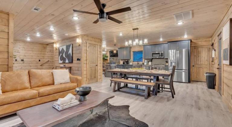 Vacation home with hot tub — photo 3
