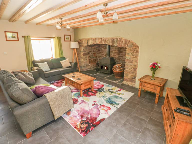 Cottage with garden — photo 4