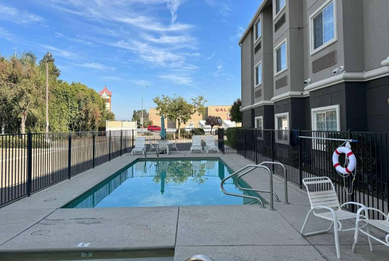 La Quinta Inn & Suites by Wyndham Tulare — photo 3