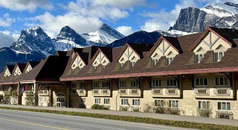 Canmore Inn and Suites — photo 2