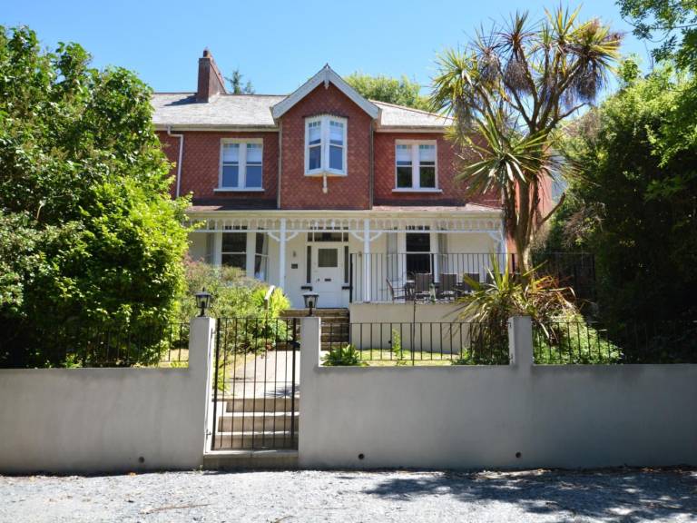Fully equipped pleasant cottage with yard | Next to the beach | Pets are welcome in Ilfracombe