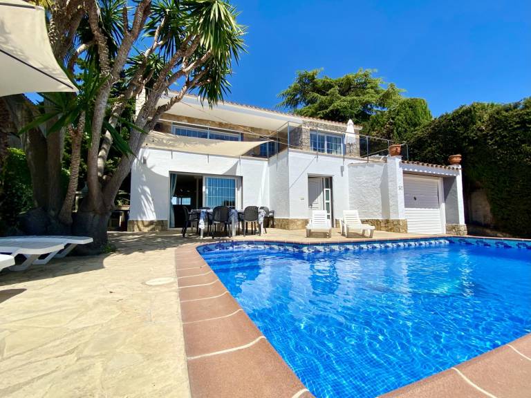 Villa with barbecue, yard & terrace | Mountain view — photo 2