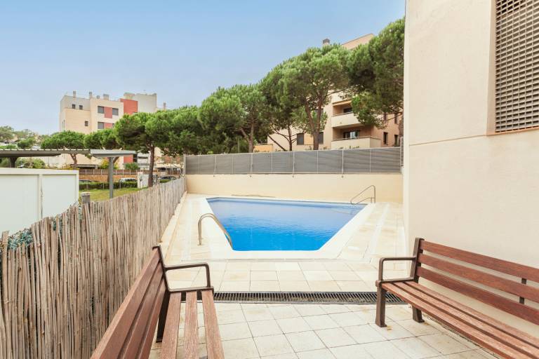 Fully equipped holiday apartment with garden, fast internet & patio | Sea view | Beach nearby | Suitable for remote work | Pets allowed in Lloret de Mar