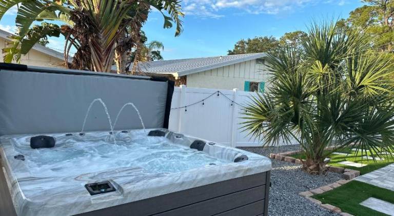 Vacation home with pool & jacuzzi — photo 5