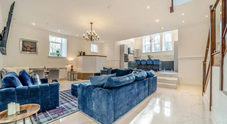 House with hot tub in Falkirk