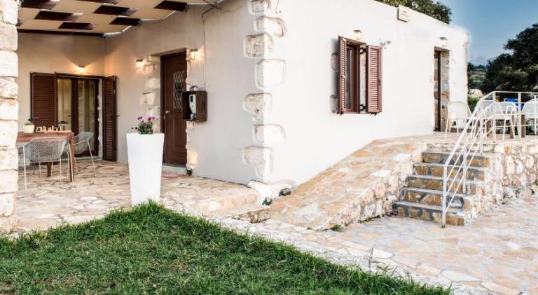 Villa with barbecue, patio & private pool — photo 3