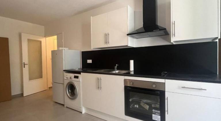 Rental apartment with patio in Avignon