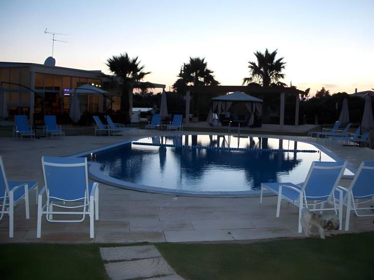 Serviced apartment with pool, terrace & yard in Portimão