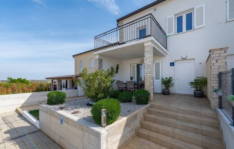 House with garden, jacuzzi & terrace in Novigrad