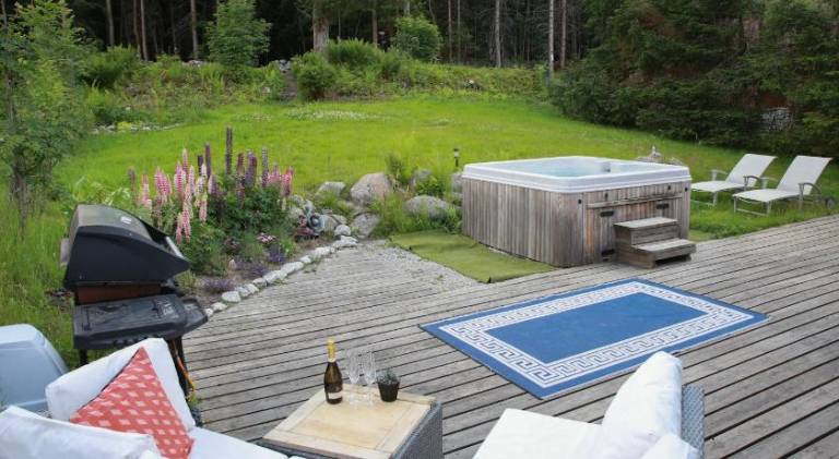 Wonderful chalet with yard, sauna & hot tub | Pets are welcome — photo 3