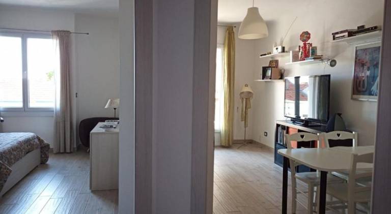 Grand F2 60mq centre Antibes, proche plages, commerces, 2 balcons, parking, train, bus, deco vintage — photo 2