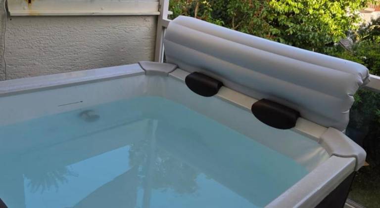 Apartment with hot tub & pool — photo 3