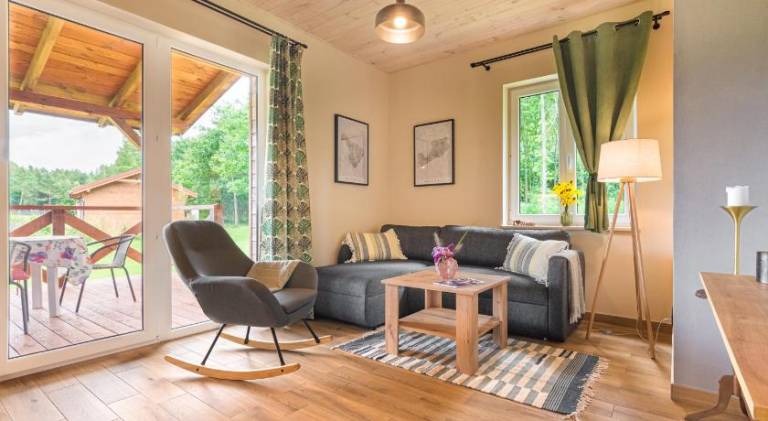 Lodge with terrace & yard | Pets allowed — photo 4