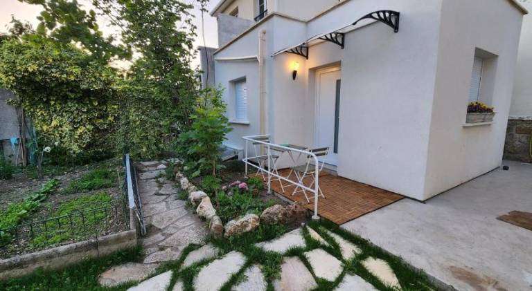 House with yard, patio & barbeque | Dogs allowed — photo 3