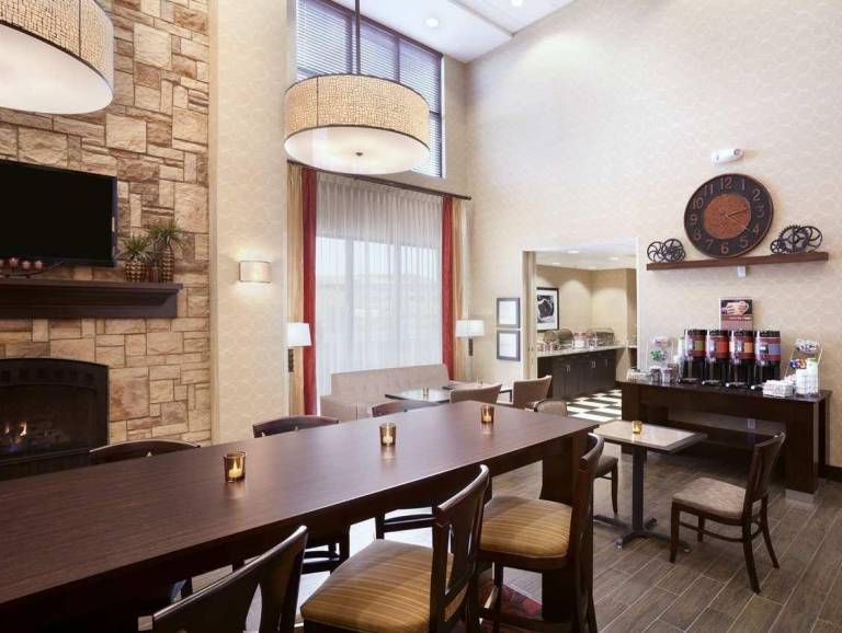 Hampton Inn & Suites Williston — photo 5
