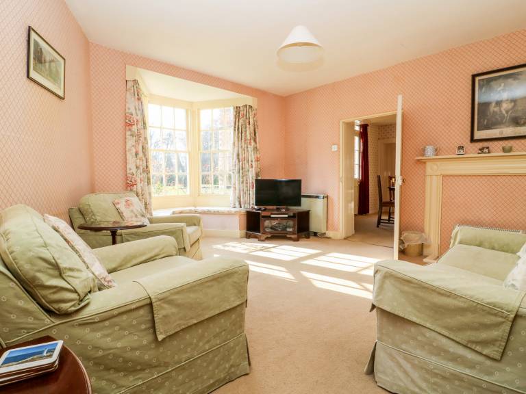 Cottage with garden — photo 4