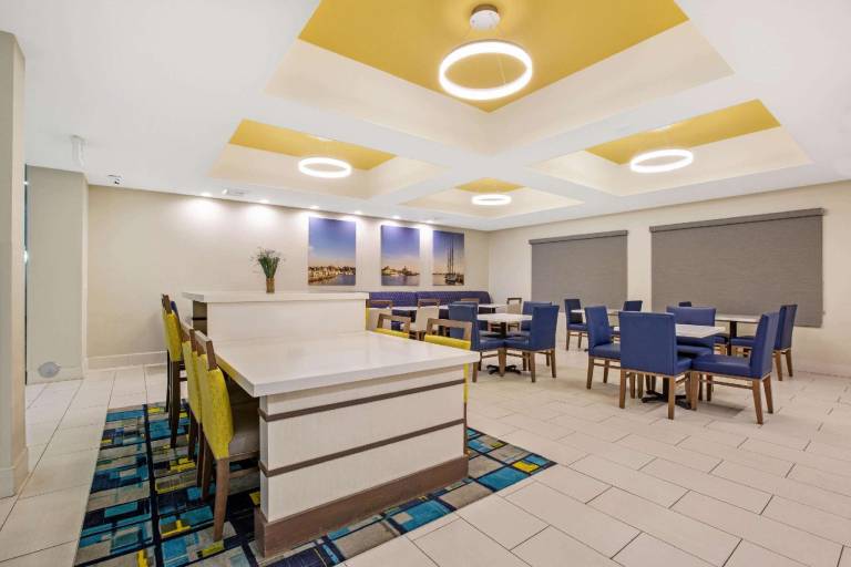La Quinta Inn & Suites by Wyndham NE Long Beach/Cypress — photo 4