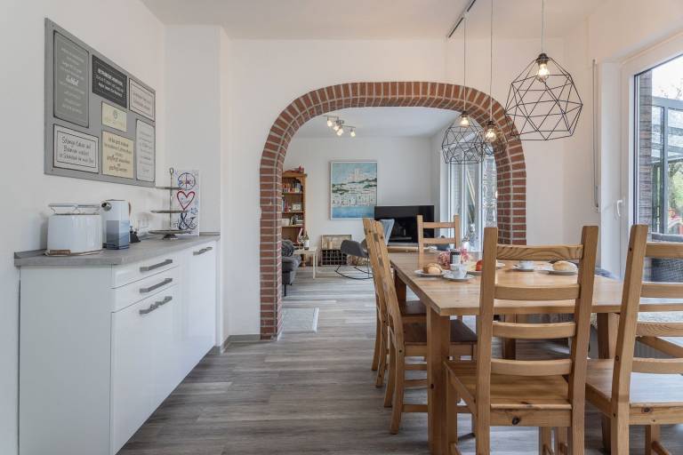 Durchatmen und ankommen: Diese großzügig geschnittene und modern eingerichtete Ferienwohnung begeistert mit Kaminofen, Wintergarten und großer Küche. Zu jeder Jahreszeit gemütlich – ideal für entspannte Küstentage. — photo 5