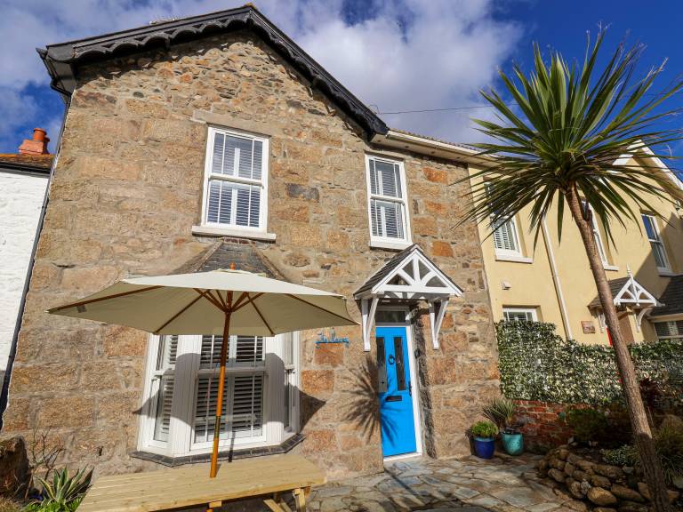 Child-friendly cottage with garden | Beach view | Close to the beach | Dogs allowed in Penzance