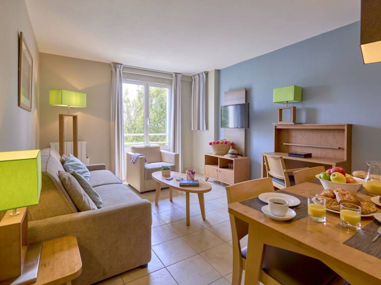 Fully equipped rental apartment with yard, patio & heated pool | Next to the beach | Pets are welcome — photo 3