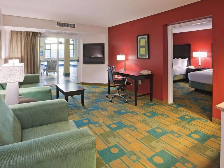 La Quinta Inn & Suites by Wyndham Milwaukee Bayshore Area — photo 2