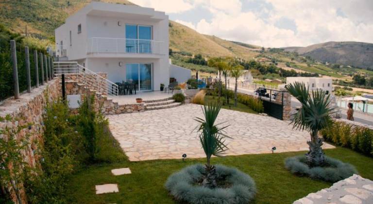 Villa with pool, yard & patio | Perfect for remote work in Castellammare del Golfo