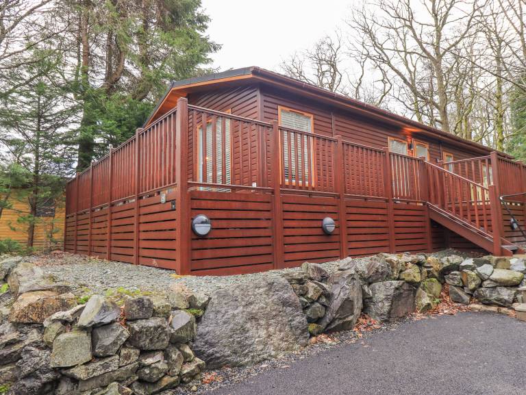 Cottage with hot tub, garden & pool | Beach view in Windermere