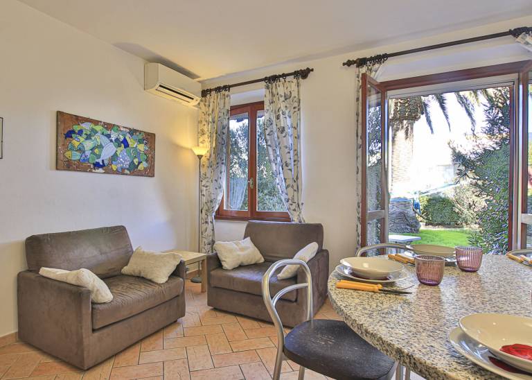 Located in Marina di Campo, tastefully furnished, with a large enclosed garden and a few steps from — photo 3