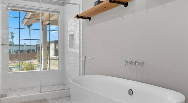 House with pool — photo 5